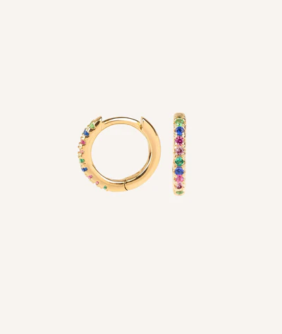 Aros pequeños en tono dorado con hilera de cristales de colores